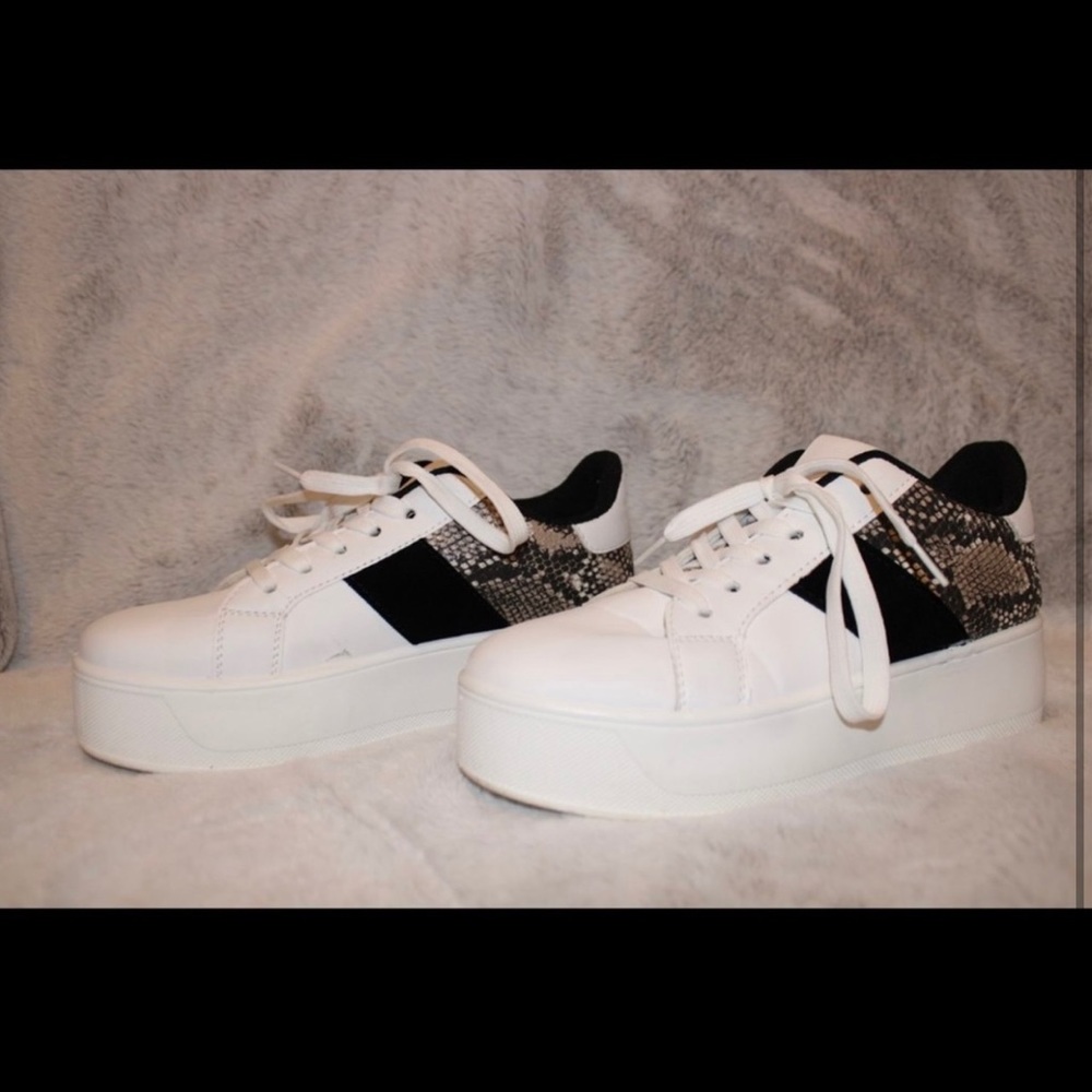 sneakers. size 7